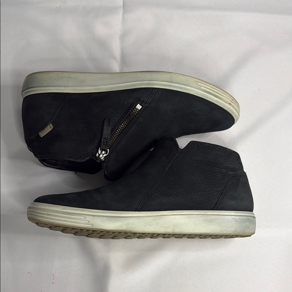 Ecco Black Chukka Boots with Sleek Design - Picture 5 of 7